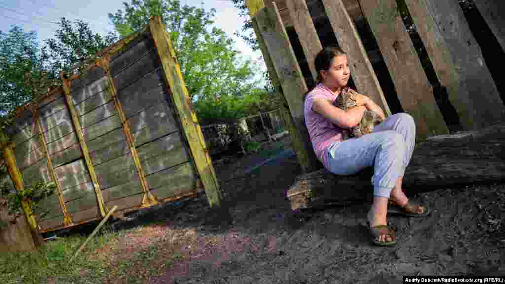 Анастасії зараз 12 років. Вона живе з бабусею у селі Водяне, що під Донецьком. У 2015 році один із солдатів української армії врятував її від вибуху танкового снаряда. Її мама померла від невідомої хвороби, батька не стало, ще коли дівчинка була зовсім маленькою. Дідусь взимку провалився під кригу. Бабусі не одразу дали опікунство, бо мешкає на лінії зіткнення. Волонтери дали Насті ім’я «Пуговка». Тепер до неї в гості приїжджають зі всієї України, щоб підтримати й допомогти. Таких дітей війни у Водяному чимало. На парканах пишуть «Тут живуть діти», а навколо існує ризик натрапити на небезпечні вибухові пристрої.