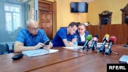 Володимир Литвин спілкується з одним із адвокатів до початку суду