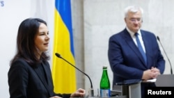 Міністерка закордонних справ Німеччини Анналена Бербок (л) та її український колега Андрій Сибіга, Київ, 1 квітня 2025 року