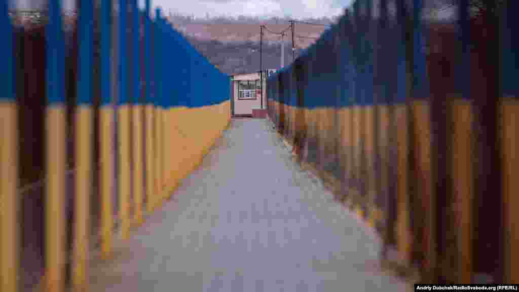 У Держприкордонній службі запевняють, що вони готові у будь-який момент розпочати двосторонній рух автівок та пішоходів через лінію розмежування