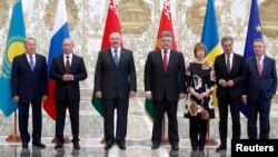 (Зліва направо) Нурсултан Назарбаєв, Володимир Путін, Олександр Лукашенко, Петро Порошенко, Катрін Аштон, Ґюнтер Еттінґер, Карел де Гюхт, Мінськ, 26 серпня 2014 року