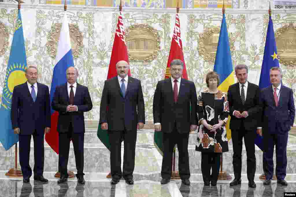 Слева направо: Нурселтан Назарбаев, Владимир Путин, Александр Лукашенко, Петр Порошенко, Кэтрин Эштон, представители ЕС по вопросам энергетики и торговли Гюнтер Оттингер и Карел де Гюхт 