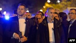 Президент Франції Франсуа Олланд (позаду) в оточенні охорони біля концертного залу Bataclan в центрі Парижа, ніч 14 листопада 2015 року