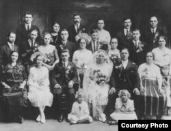 Батько й мати Джека на весіллі – Іван Палагнюк (найвищий чоловік на фото) та його Анна Ґрам’як-Палагнюк, що стоїть ліворуч від нього