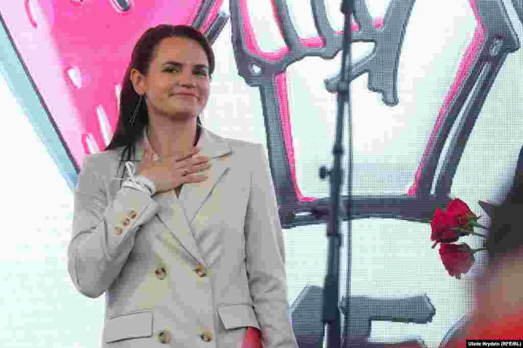 На запитання журналістів Білоруської служби, чи вірить вона, що Лукашенко погодиться на її запрошення провести з дебати, Світлана Тихановська відповіла: «Це його право вирішити, погодитись чи ні. Я запросила його майже як на білий танець»