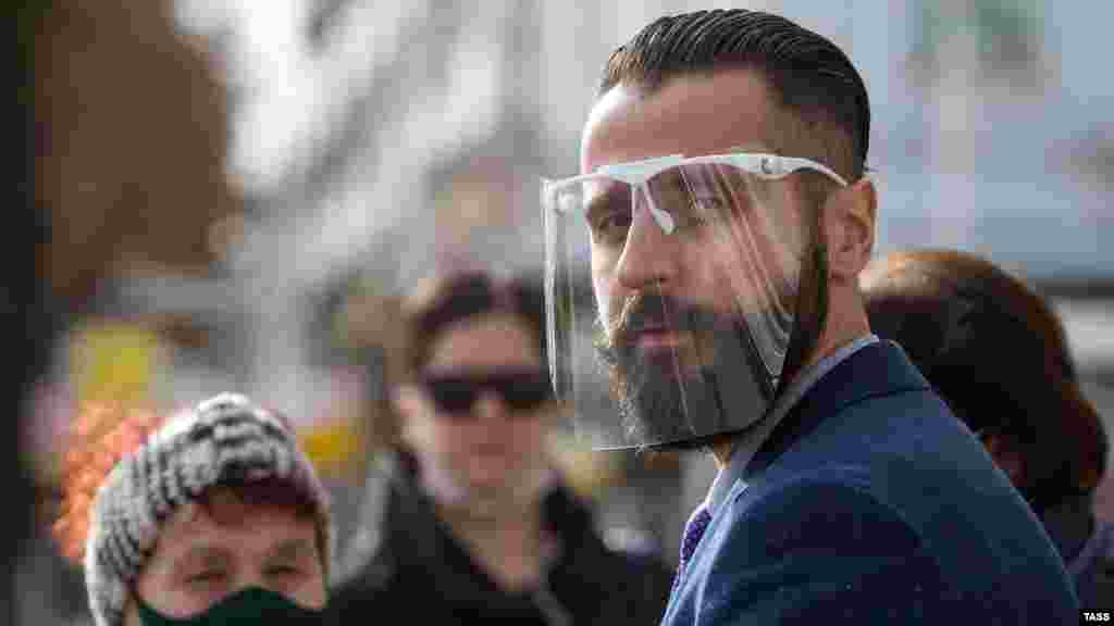 Глава управления Роспотребнадзора по Крыму и Севастополю Наталья Пеньковская сообщила, что на полуострове не наблюдается рост заболеваемости COVID-19.  «Мы видим эффект от масочного режима. Пока делать прогнозы по этому поводу рано, но сегодня видно, что ситуация у нас стабилизировалась», – уверяет Пеньковская. В то же время украинские правозащитники подвергают сомнениям статистику количества заболевших, предоставленную российскими властями Крыма и Севастополя 