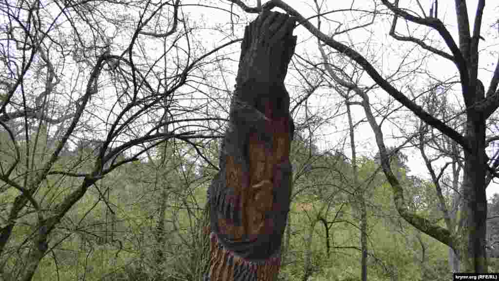 Кроме медведей у входа, внутри парка есть еще несколько работ мастера Кравчука из стволов погибших деревьев – вороны, еноты, совы и павлин, выполненные из дерева