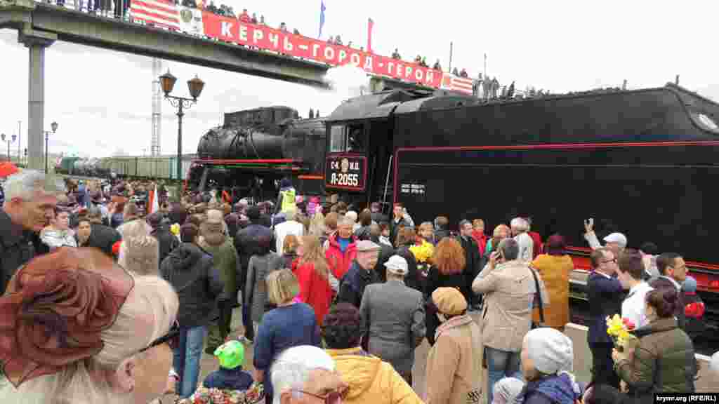Многие керчане выстроились в очередь, чтобы сфотографироваться на фоне «Поезда Победы». Также было много желающих пройти внутрь вагонов или сфотографироваться рядом с ними