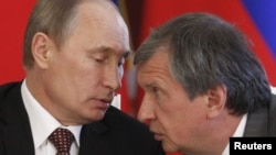 Владимир Путин и Игорь Сечин в Кремле в июле 2013 года