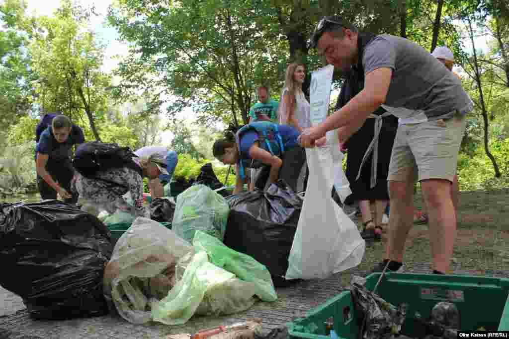Нагорода символічна – екологічна сумка від бренду «Re: ban», виготовлена з банера, що нині вважається одним із найменш довговічних матеріалів: в середньому банери «живуть» лише тиждень