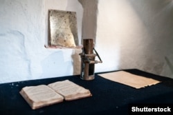 У відтвореній землянці Тараса Шевченка в місті Форт-Шевченко, Казахстан