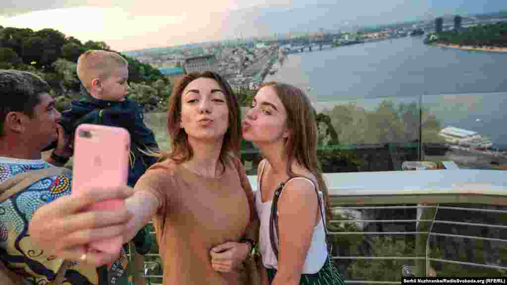 І якщо раптом шукатимете місце для «селфі», ви можете знайти його і на новому мосту. Як це зробили ці дві дівчини