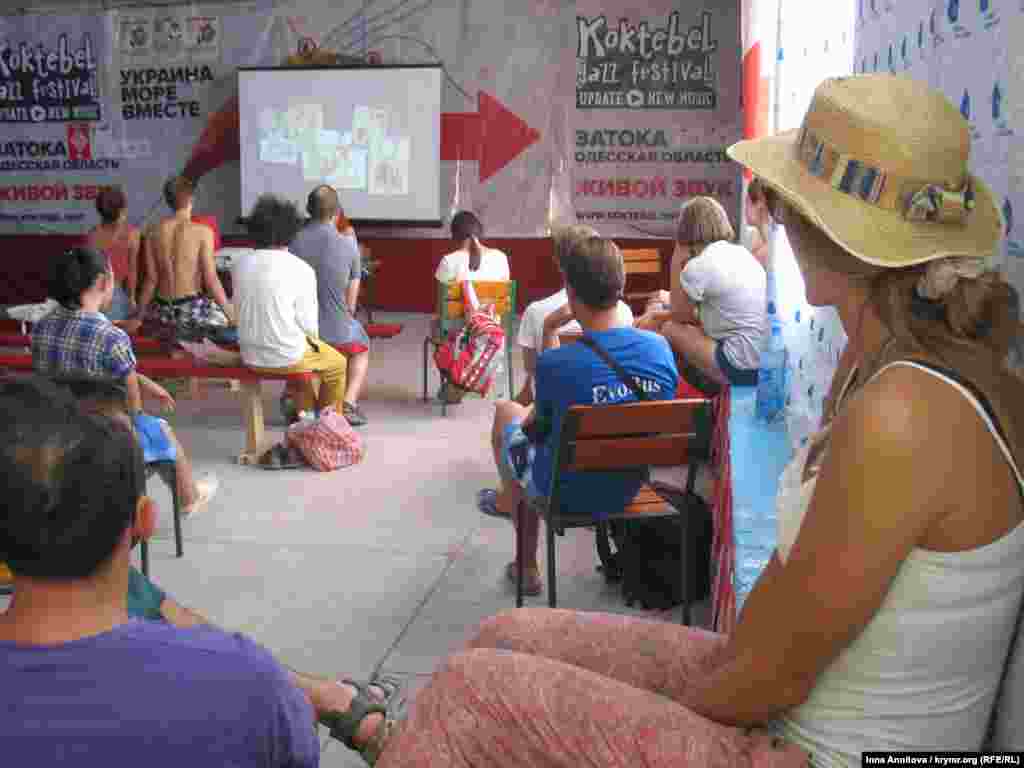 В дневной программе фестиваля мастер-классы, выставки и лекции на различные темы от космоса до «хиппи, панки и гуцулы»