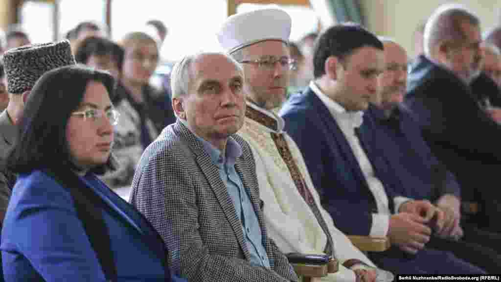 Украинский историк Игорь Козловский (второй слева), освобожденный из российского плена на Донбассе