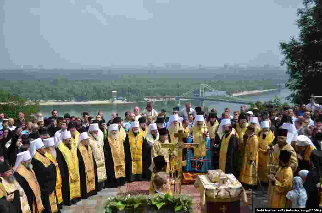 В ефірі Радіо Свобода директор Департаменту комунікацій МВС Артем Шевченко назвав кількість учасників молитви на Володимирській гірці. Це – 10 тисяч осіб