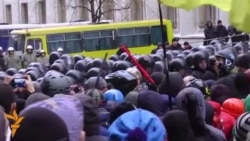 Сутички, сльозогінний газ, світло-шумові гранати на Банковій Сутички, сльозогінний газ, світло-шумові гранати на Банковій