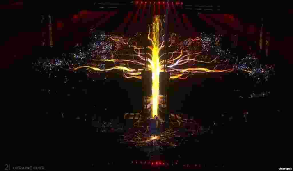 У номері Джамали позаду неї з'явлилося дерево, що символізує відродження України і Криму. Про це співачка розповідала в ексклюзивному інтерв'ю Крим.Реалії