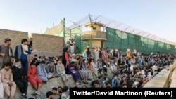 Тисячі людей, які прагнуть залишити Афганістан, продовжують збиратися поблизу аеропорту Кабула