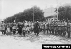 Павел Скоропадский оглядає Сіро-жупанну дивізію