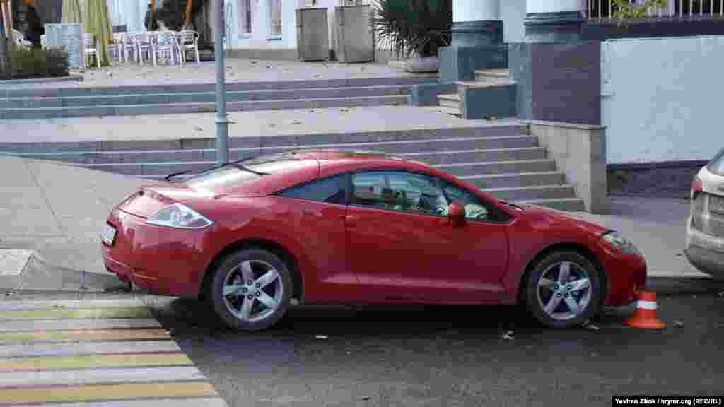 Согласно ПДД, транспортное средство можно оставлять минимум за пять метров от пешеходного перехода. Улица Маяковского