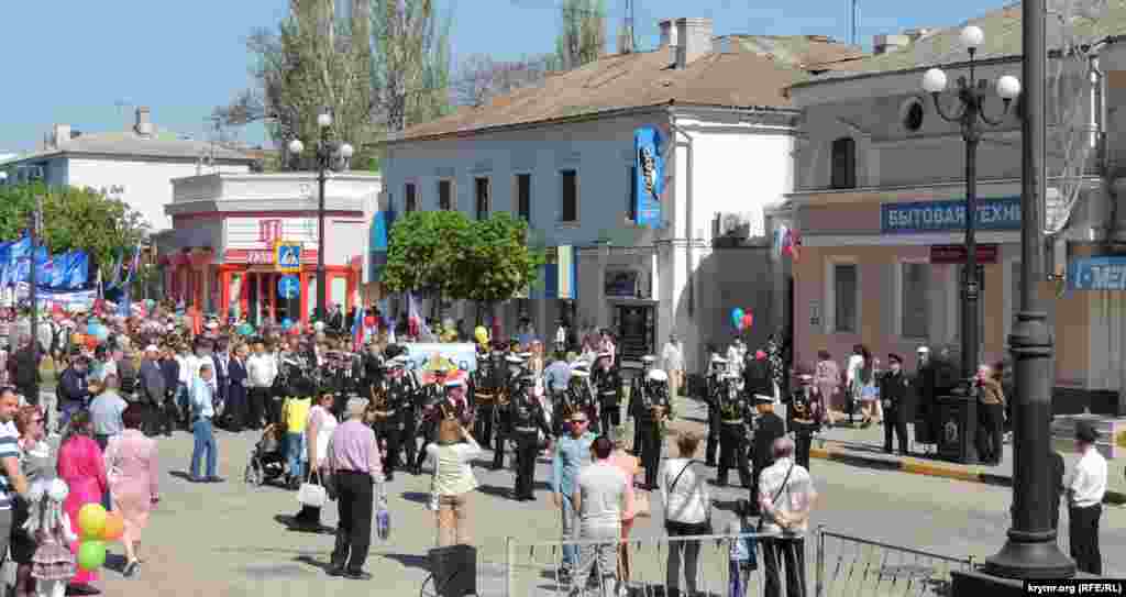 На почетном месте – сразу после представителей городской администрации и ветеранов – колонна с флагами прокремлевской партии «Единая Россия». Также среди участников – профсоюзные организации, представители российских партий ЛДПР и «Справедливая Россия», в составе которой была, преимущественно,  молодежь. В центре колонны демонстрантов – работники учреждений, предприятий Керчи.