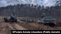 Salvatorii din Lituania să sape într-o turbărie unde a fost descoperit vehiculul soldaților americani dispăruți.