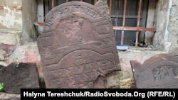 Знайдені «мацеви» на подвір’ї колишньої тюрми. Львів, 3 липня 2020 року