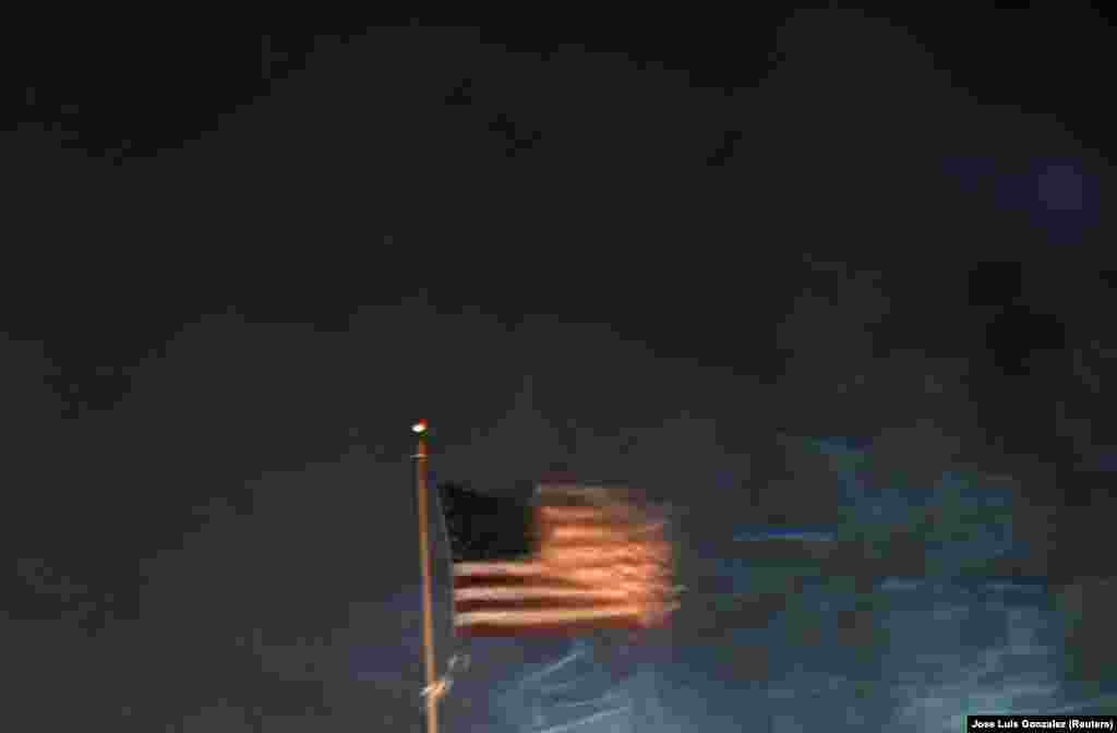 Американський прапор під поривами сильного вітру під час наближення урагану «Мілтон», Орландо, Флорида, 9 жовтня 2024 року