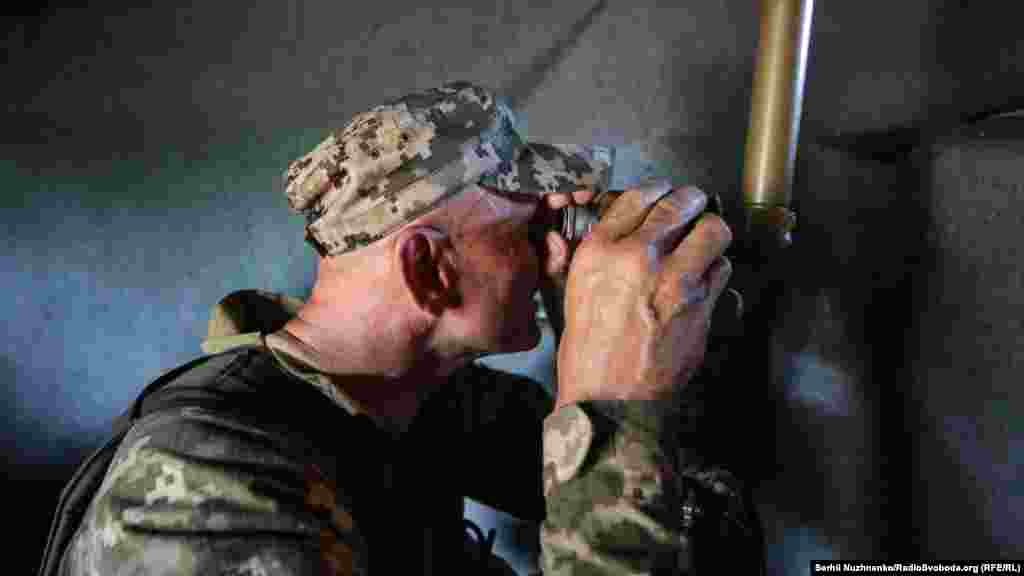 «Стріляють он перед нами – 380 метрів від них», – розповідає один із бійців про те, звідки були останні обстріли спостережного пункту українських військових