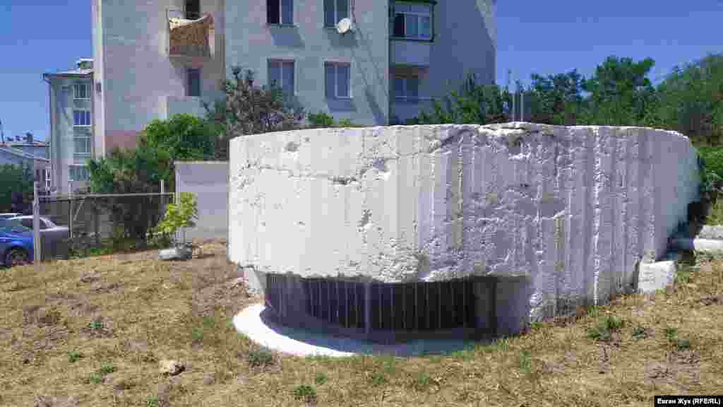 ДОТ №19 расположен на улице Горпищенко у дома №98Б. Он расположен в конце улицы Горпищенко в Нахимовском районе Севастополя. Еще двадцать лет назад вокруг был пустырь, но в начале 2000-х рядом с огневой точкой выросли дома. ДОТ прикрывал грунтовую дорогу, проходящую по Доковому оврагу