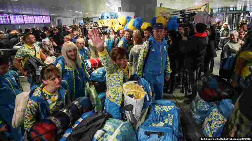 «Синьо-жовті» заполонили аеропорт
