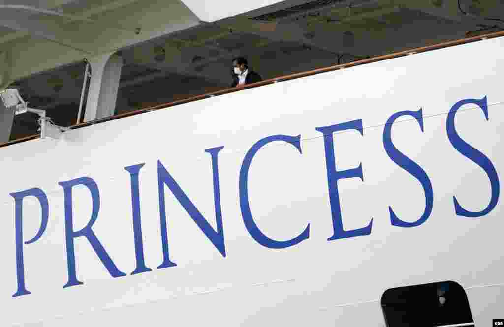 3 лютого круїзний лайнер Diamond Princess затримали на 24 години, щоб японська служба охорони здоров’я перевірила членів екіпажу і пасажирів через підозру на коронавірус 2019-nCoV. На борту лайнера перебували 3711 осіб із 56 країн світу. 2666 – пасажири. 1045 – члени екіпажу, серед яких і 25 українців