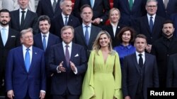 Дональд Трамп (крайній зліва в першому ряду) і Володимир Зеленський (крайній справа, другий ряд) з іншими світовими лідерами позують перед вечерею, влаштованою королем Нідерландів Віллемом-Александром і королевою Максимою, на полях саміту НАТО в Гаазі, 24 червня