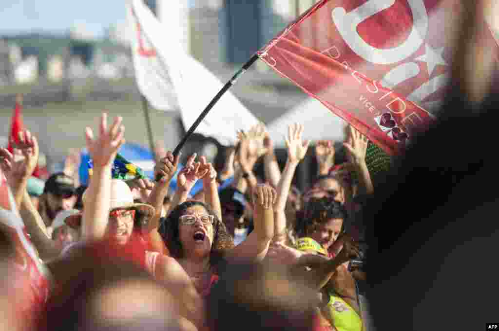 Уряд Русеф і правляча Партія трудівників в останні роки нарощували держвидатки і вели протекціоністську політику щодо бразильської економіки. В результаті темпи зростання економіки країни значно знизилися. На фото – прихильники президента на демонстрації в Белу-Орізонті