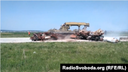 Інженерний танк пробиває барикади