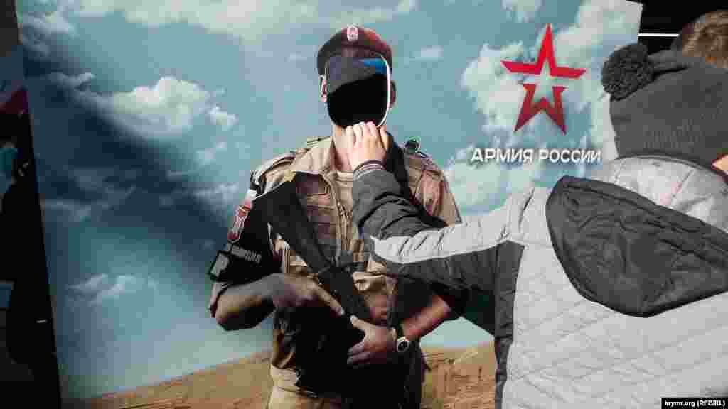 Фотозона на вокзале Севастополя во время выставки «Сирийский перелом». Среди экспонатов на ней представили оружие и технику, якобы «захваченные у террористов в боях в Сирии», 3 марта