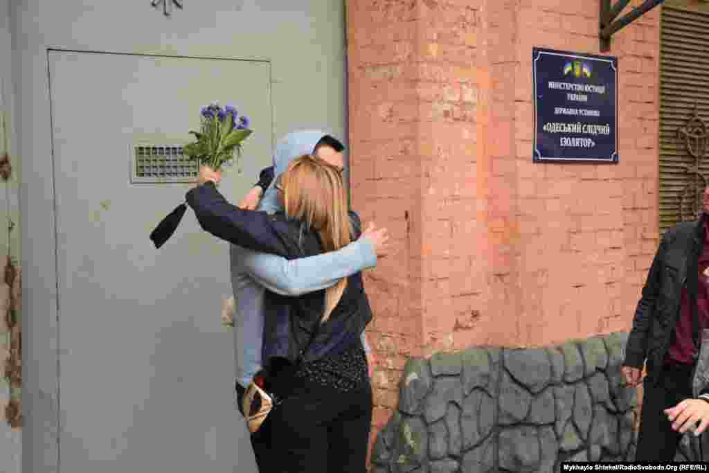 Андрій Хаєцький із сестрою Марією Хаєцькою біля Одеського слідчого ізолятора