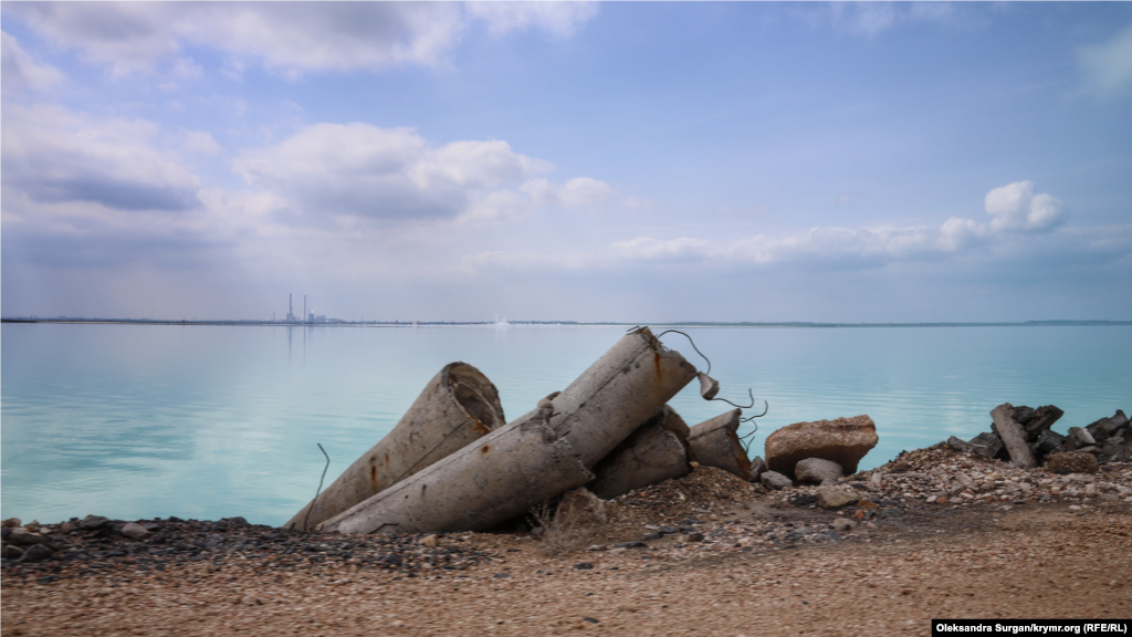 Берег озера «усеян» строительными материалами и кусками бетонных плит