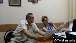 Руководитель Сочинского городского отделения КПРФ Игорь Васильев во время сдачи документов на регистрацию как кандидат в депутаты ЗСК, 19 июля 2017 года