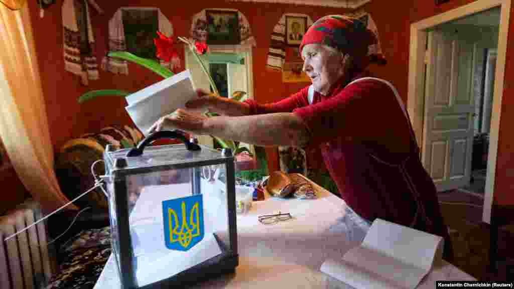 Женщина голосует на дому, село Великая Бугаевка, Киевская область