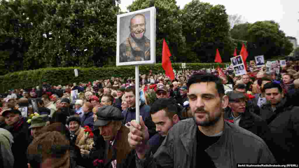 Чоловік із портретом народного депутата України і громадського діяча Дмитра Яроша на акції подібній до російського «Безсмертного полку», яку організували в Україні проросійські сили під гаслом «Ніхто не забутий, ніщо не забуте». Київ, 9 травня 2019 року. НА ЦЮ Ж ТЕМУ