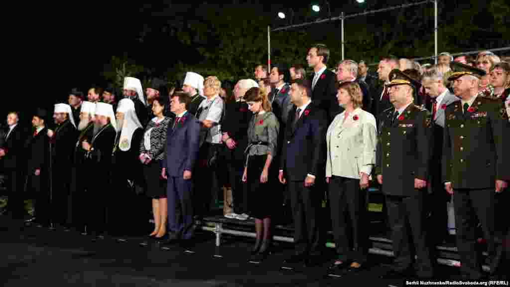 Прем'єр-міністр Володимир Гройсман, перша леді Марина Порошенко, урядовці, священнослужителі та військовослужбовці вищого рангу під час урочистостей до 73-ї річниці перемоги над нацизмом