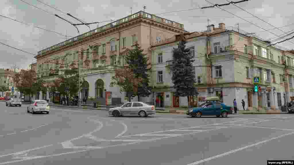 Вид на площадь Лазарева и здание, в котором расположен женский магазин «Черноморочка»