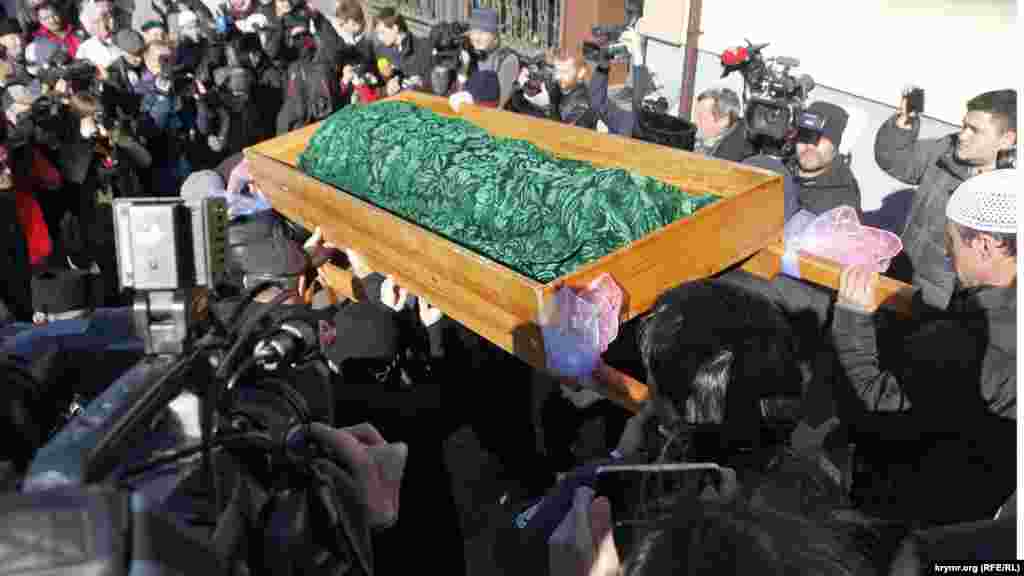 Прокуратура АР Крым сообщила о раскрытии убийства крымскотатарского активиста. «Во время проведения досудебного расследования было получено достаточно доказательств, свидетельствующих о том, что похищение Решата Аметова было осуществлено двумя участниками не предусмотренного Конституцией и законами Украины вооруженного формирования под названием «Самооборона Крыма». Похищение Аметова участниками «Самообороны Крыма» осуществлялось под руководством бывшего военнослужащего Вооруженных сил России С., который проходил военную службу в 76-й воздушно-десантной дивизии и в 728 отдельном батальоне связи Вооруженных сил России. Военный пенсионер», – говорится в сообщении