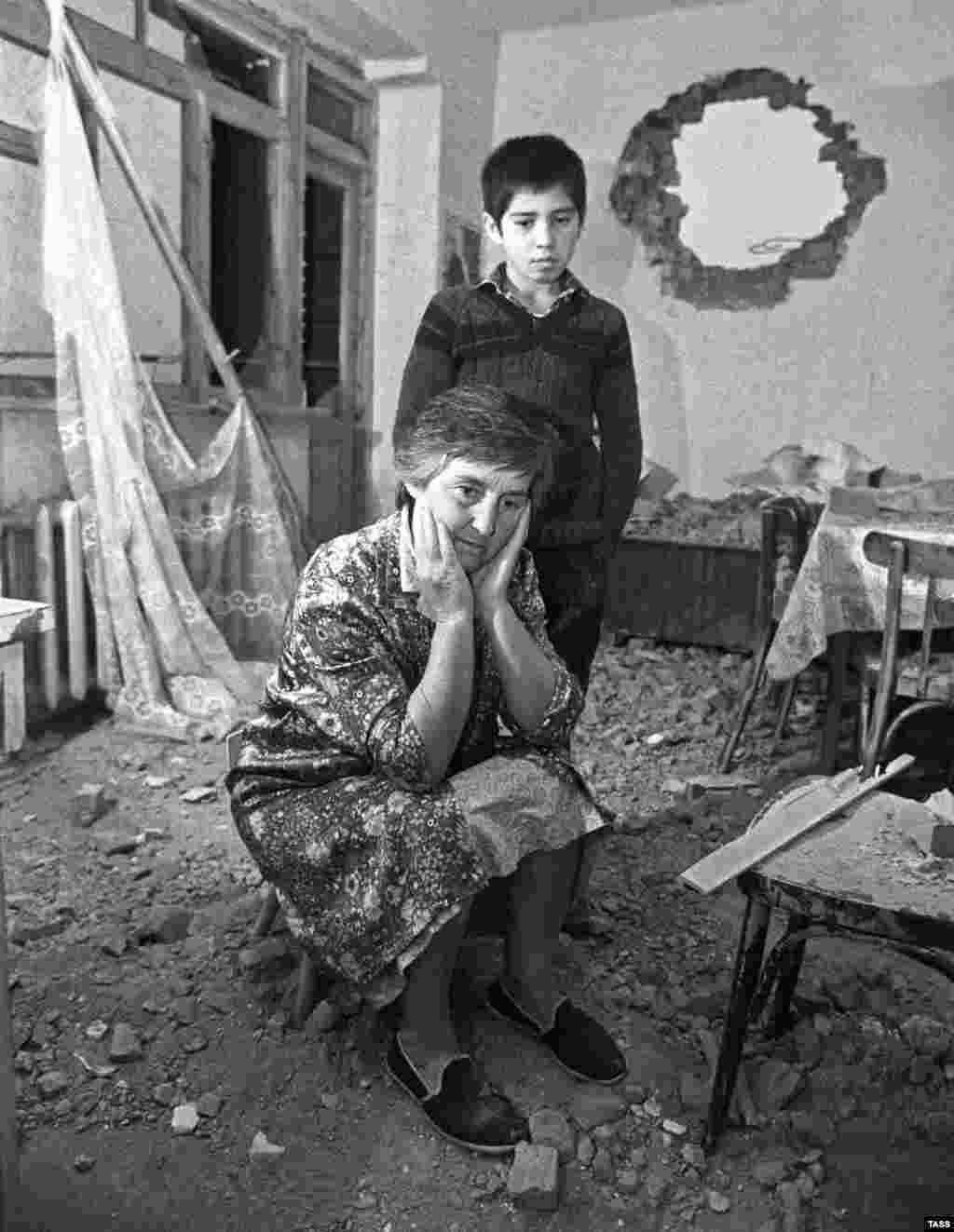 Жінка у своїй квартирі, яка сильно постраждала під час боїв між етнічними грузинами і осетинами в 1991 році.  Цю війну назвали «найбезглуздішим» із конфліктів в Грузії, що вибухнули на тлі розпаду Радянського Союзу, але її наслідки, як і раніше, мають серйозні наслідки для Кавказу