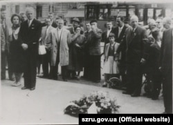 На фото: Андрій Мельник (ліворуч) разом з іншими діячами ОУН під час покладання квітів на місці убивства Євгена Коновальця. Роттердам, 1958 рік. Фото із ГДА СЗР України