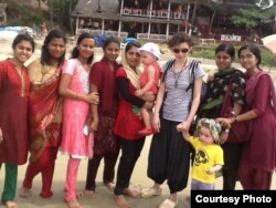 Ірена Карпа з доньками в Індії