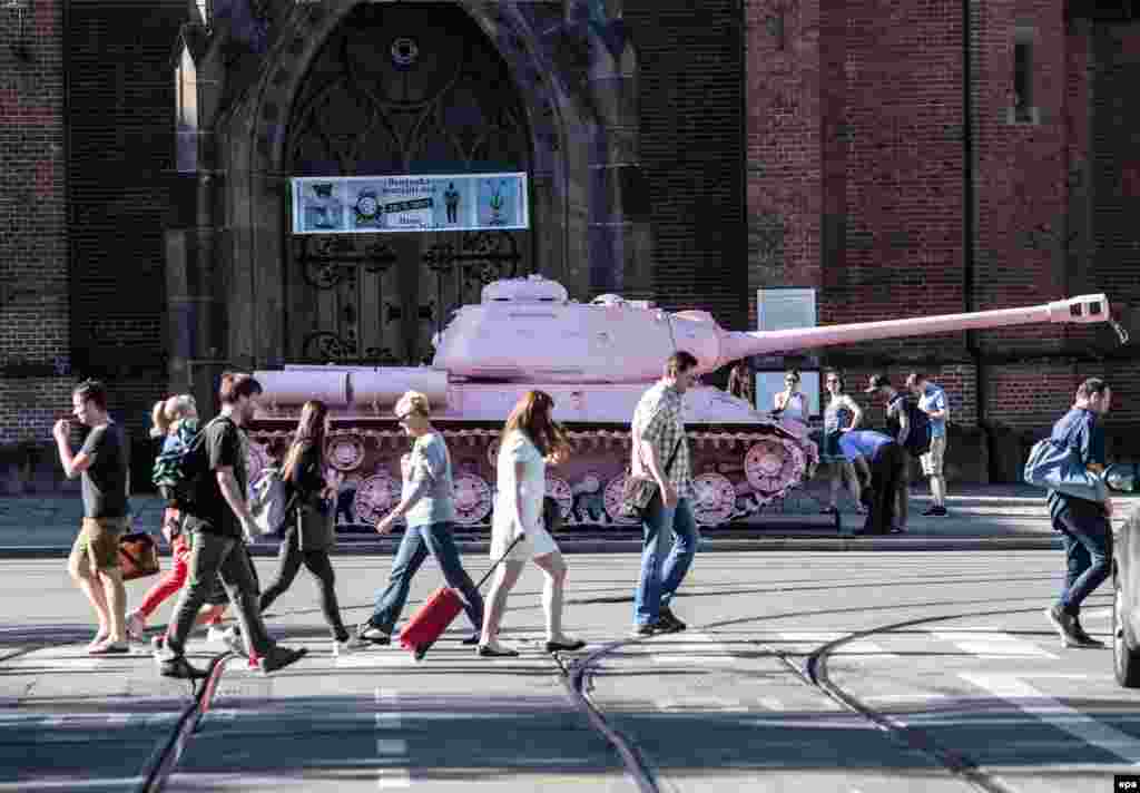 "Розовый танк" – скульптура чешского художника Давида Черны, сделанная им после вывода советских войск из Чехословакии. Сейчас скульптура находится в экспозиции Моравской галереи.  