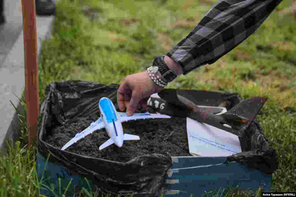 Символічна «могила», в якій поховали іграшковий літак МН 17... 