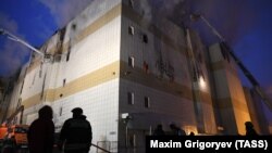 Внаслідок пожежі у торгово-розважальному у центрі російського Кемерова загинули 64 людини